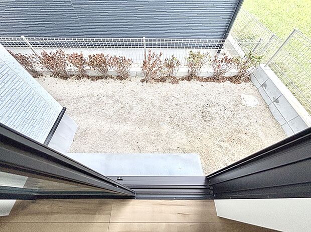 【庭】プランターを並べて季節のお花を楽しめるお庭付き。