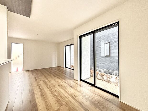 【ダイニング】大きな窓からたっぷりの陽光と風を感じられるリビング  