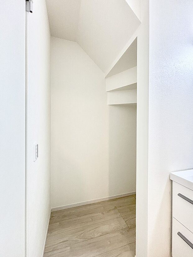 【洗面室収納】洗面室にも収納スペースがあって便利です！  