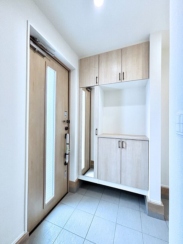 【玄関】飾り棚を利用して、お越しいただくお客様をおもてなしできます。