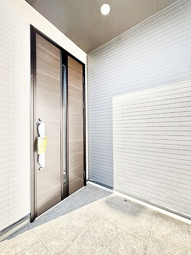 【玄関】住まいの顔を演出する、玄関ドア。