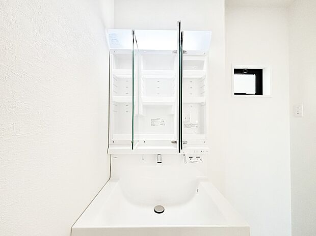 【三面鏡裏収納】三面鏡の裏に、化粧品や衛生用品などを収納可能。洗面台をすっきりと保ちます！