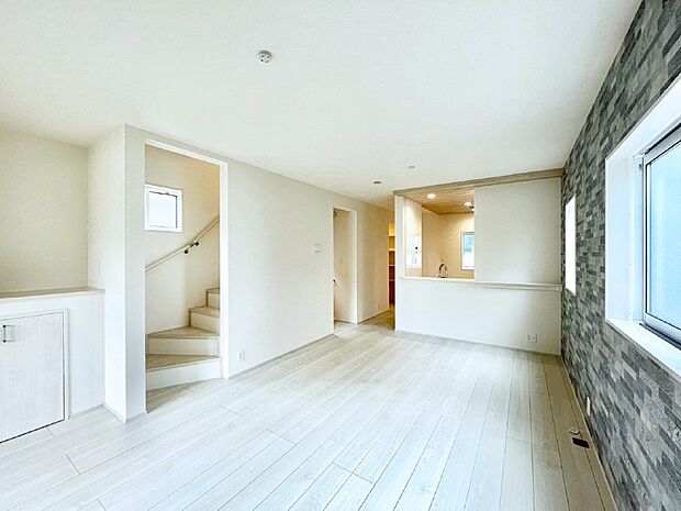 【リビングダイニング】「ただいま」「おかえり」家族とのコミュニケーションが深まるリビングイン階段。 