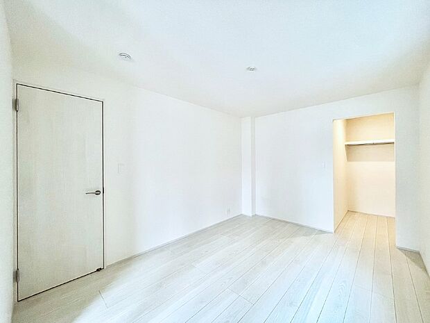 【寝室】ウォークインクローゼットがあるお部屋。季節ごとの入れ替えも不要で便利です！