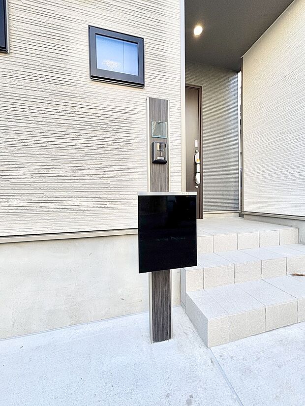 【その他現地】シンプルデザインのポスト。