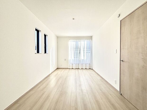 【洋室】バルコニーが開放感をプラスしてくれる洋室  