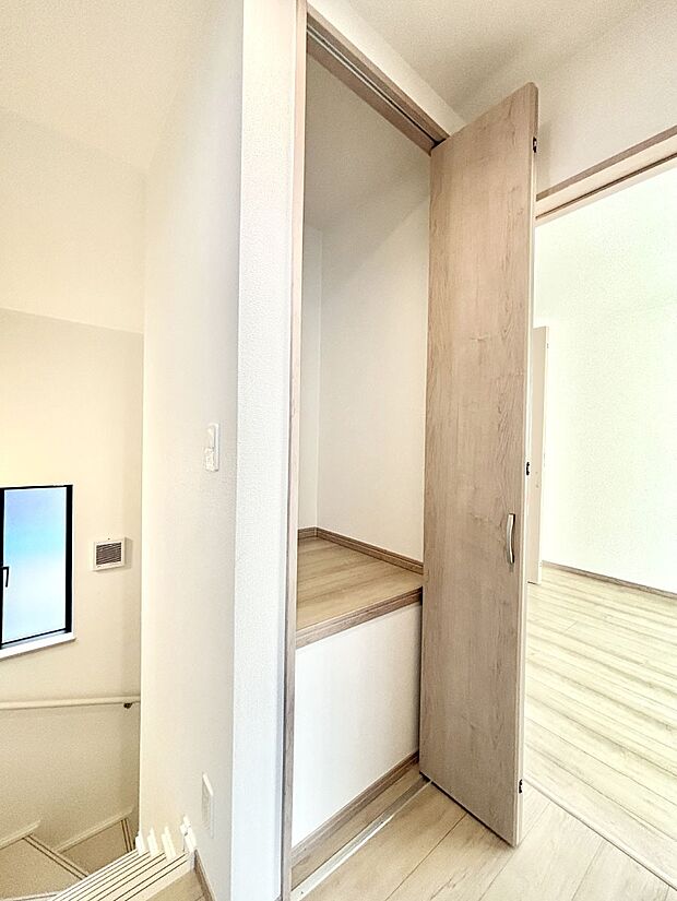 【廊下収納】廊下収納。掃除道具や季節の小物を収納することができます。