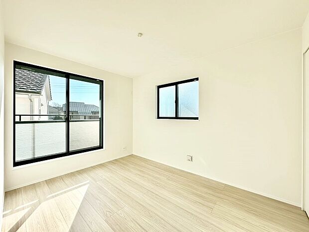 【寝室】２面採光なので、明るく風通しも良く心地良い生活が送れます。