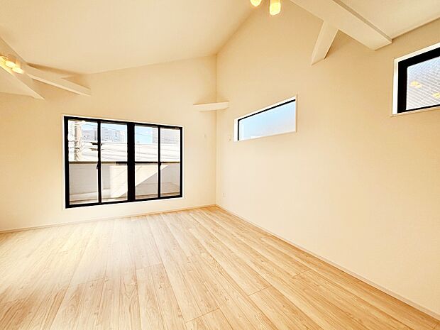 【ダイニング】家族の笑顔が自然と生まれてくる、そんな雰囲気のダイニングに仕上がっています。