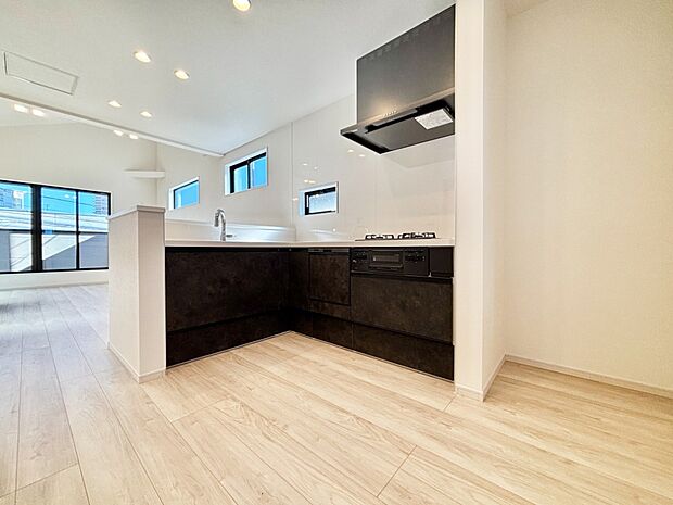 【ダイニングキッチン】料理をしながらでもご家族との会話を楽しめる対面キッチン　