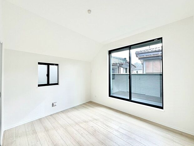 【洋室】バルコニーが開放感をプラスしてくれる洋室