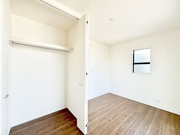 【寝室】収納が充実しているので居住スペースを広々使えます  