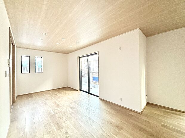 【ダイニング】大きな窓からたっぷりの陽光と風を感じられるリビング  