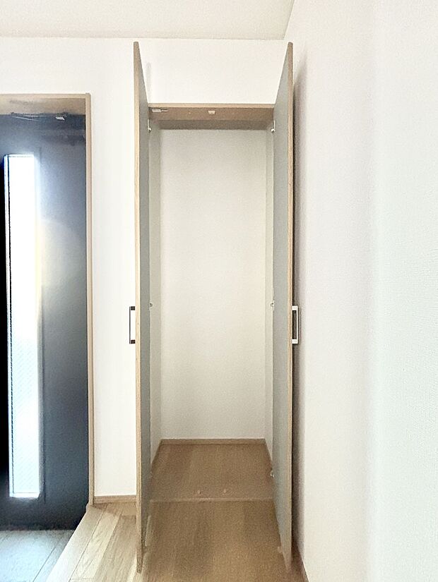 【玄関ホール収納】玄関ホール収納です。掃除道具やお出かけ用グッズの収納に便利です。