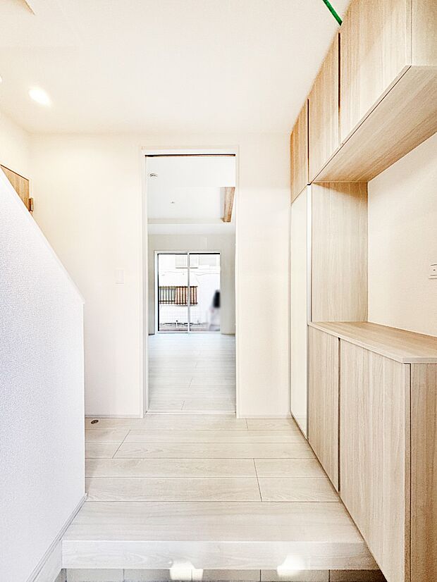 【玄関】家族の帰宅やお客様をあたたかく迎える玄関