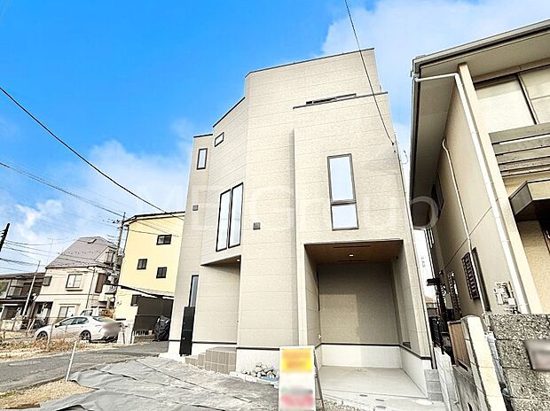 【現地外観写真】暮らしやすさと居心地の良さにこだわったシンプルで飽きのこないデザイン ！