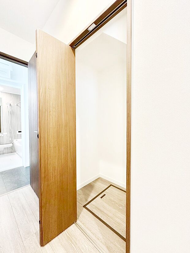 【廊下収納】掃除用具や生活雑貨の保管に便利な廊下収納  