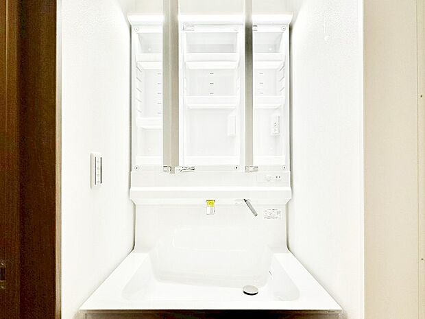 【三面鏡裏収納】三面鏡の裏に、化粧品や衛生用品などを収納可能。洗面台をすっきりと保ちます！