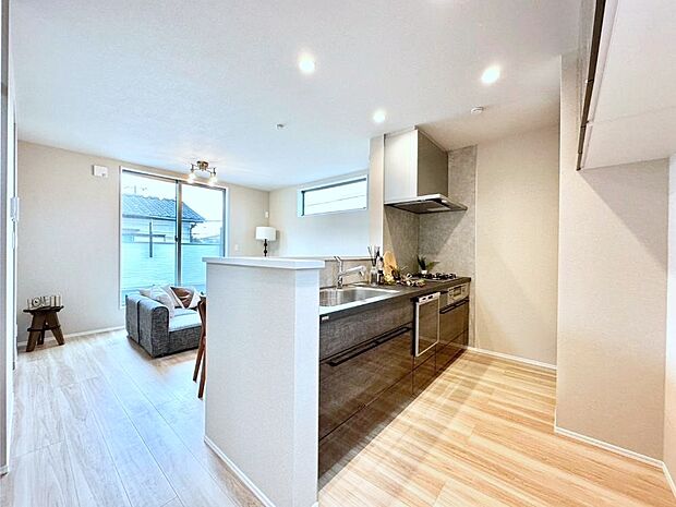 【ダイニングキッチン】料理をしながらご家族との会話を楽しめる対面カウンターキッチン