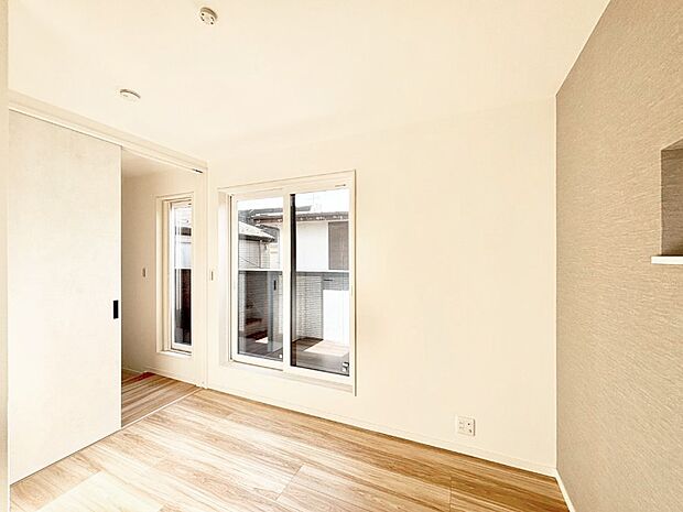 【寝室】明るいバルコニーサイドに洋室を設置。目覚めの良い寝室に。