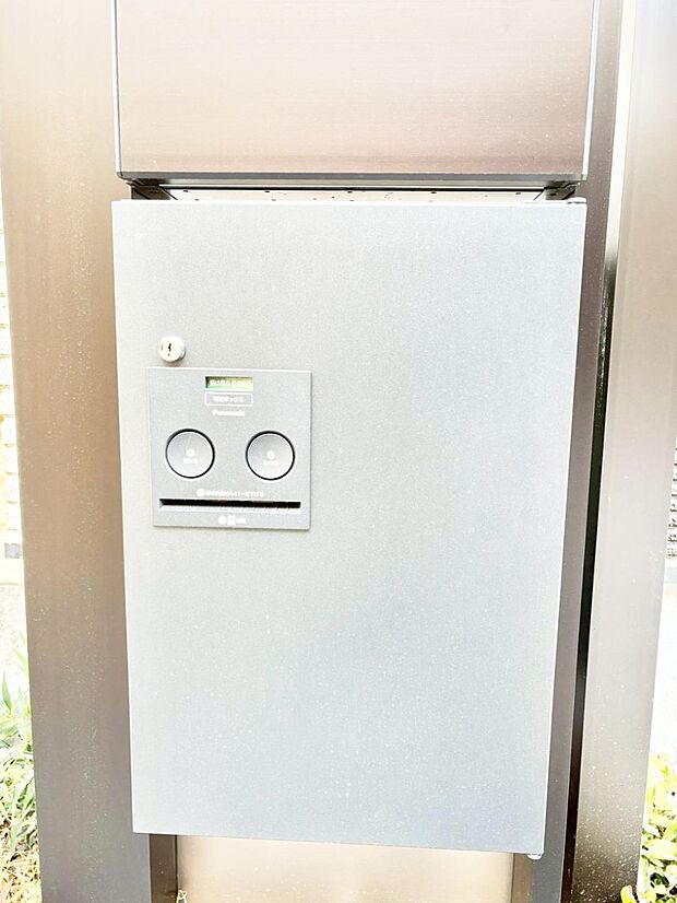 【その他現地】宅配ボックスがあると時間を気にせず宅配物をいつでも安全に受け取れますね。