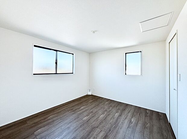 【子供部屋】２面採光で気持ちよく自然光が取り入れられるのでお子様のお部屋にもピッタリ