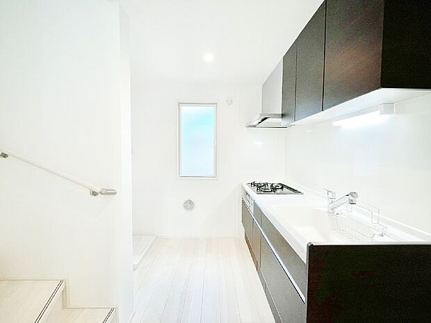 【キッチン】爽やかな風が通り抜けるキッチン。窓があるので明るく換気にも役立ちます。  