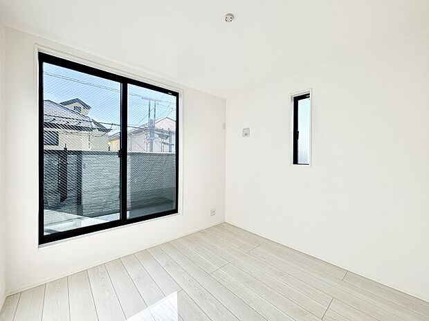 【洋室】バルコニーが開放感をプラスしてくれる洋室  