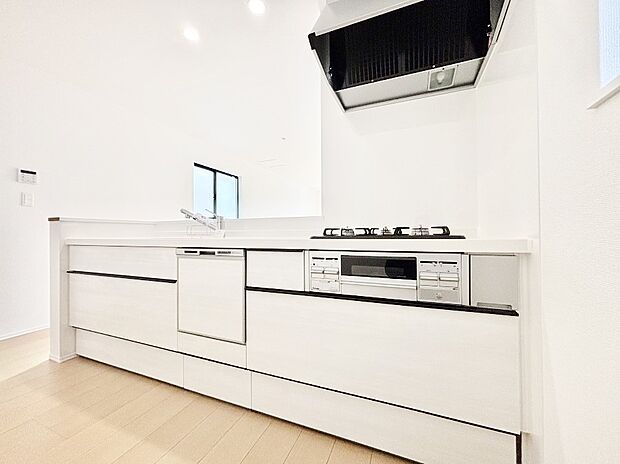 【ダイニングキッチン】カウンター越しに楽しいおしゃべり。いつものお料理がもっと美味しくなりそうですね。