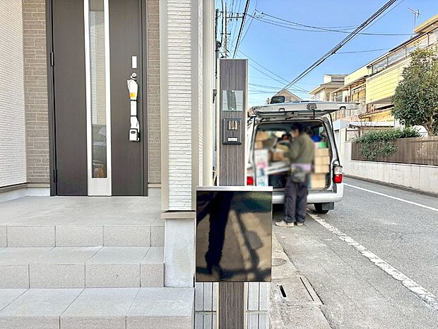 【その他現地】シンプルデザインのポスト。