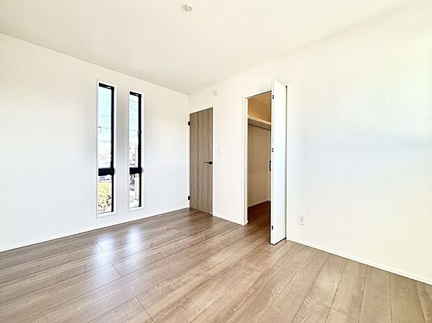 【寝室】収納が充実しているので居住スペースを広々使えます  