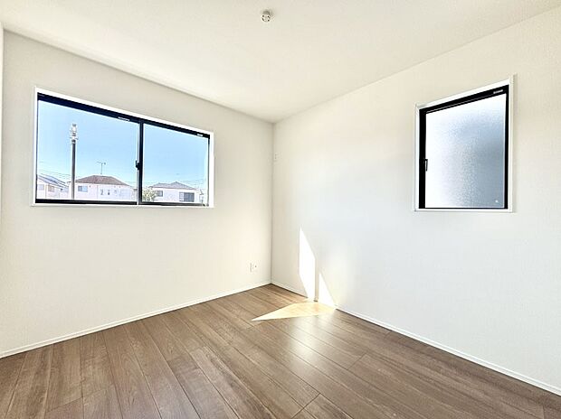 【子供部屋】２面採光で気持ちよく自然光が取り入れられるのでお子様のお部屋にもピッタリ