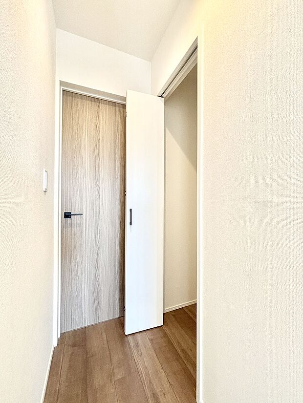 【廊下収納】廊下収納。掃除道具や季節の小物を収納することができます。