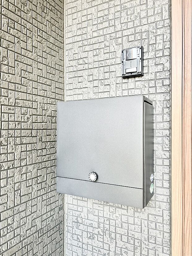 【その他現地】シンプルデザインのポスト。　