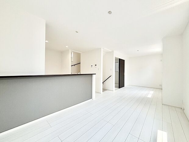 【ダイニング】「ただいま」「おかえり」家族とのコミュニケーションが深まるリビングイン階段があります。 