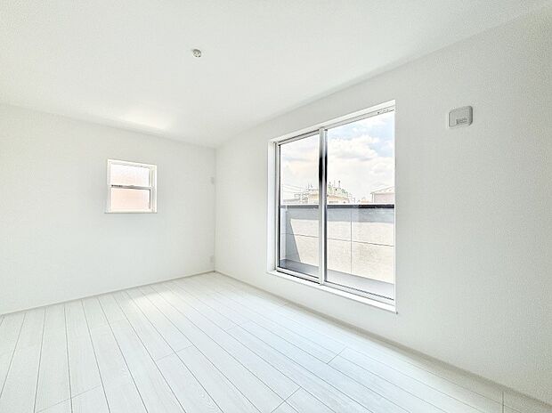 【子供部屋】２面採光で気持ちよく自然光が取り入れられるのでお子様のお部屋にもピッタリ