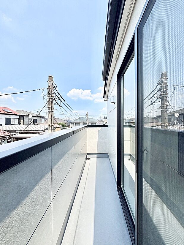 【バルコニー】ゆったりバルコニーだから沢山お洗濯ものを干せます。