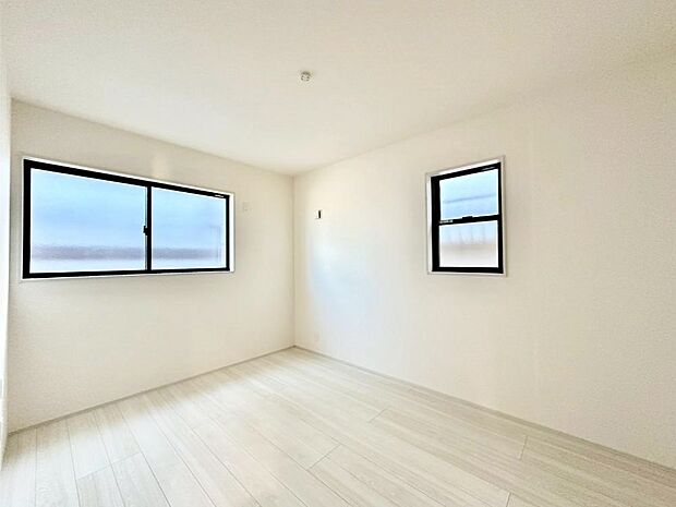 【洋室】2面採光を確保した明るい空間。家族みんなが快適な暮らしを実現する設計です。 