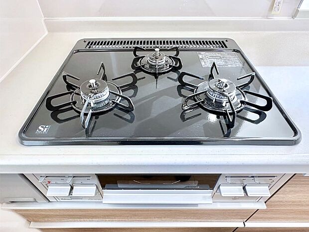 【Ｓｉセンサーコンロ】ガスコンロはＳｉセンサー搭載。火力調節や焦げ付き・消し忘れも防いでくれます。