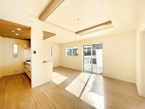 【ダイニング】家族の笑顔が自然と生まれてくる、そんな雰囲気のダイニングに仕上がっています。