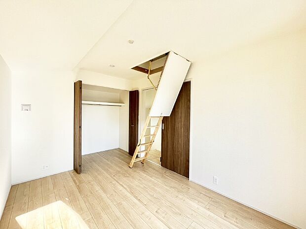 【洋室】小屋裏収納付きの洋室！季節の品や趣味の品などスッキリ収納できますね
