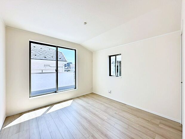 【洋室】明るいバルコニーサイドに洋室を設置。目覚めの良い寝室に。 