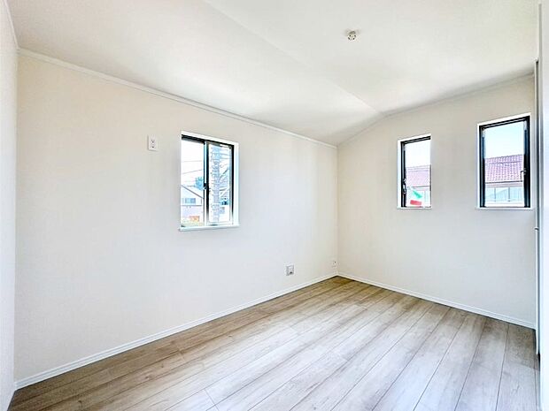 【子供部屋】窓からのやさしい光が心地よいプライベートルーム  