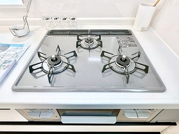 【Ｓｉセンサーコンロ】ガスコンロはＳｉセンサー搭載。火力調節や焦げ付き・消し忘れも防いでくれます。