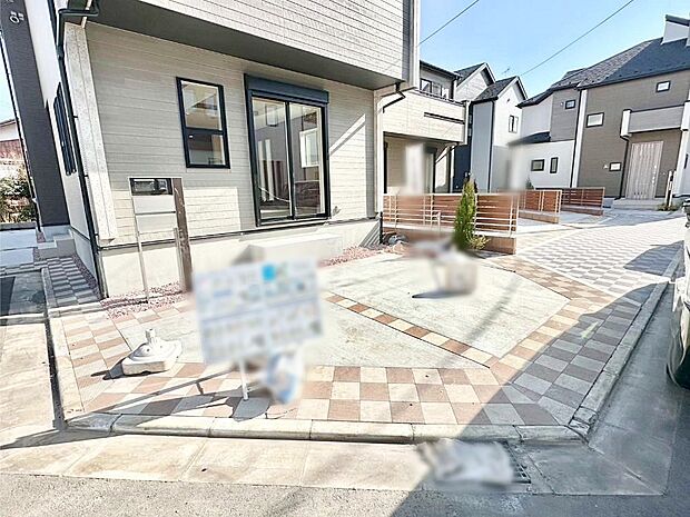 【駐車場】2台（車種による）駐車可！ご家族みんなの自転車も置ける広々カースペース。