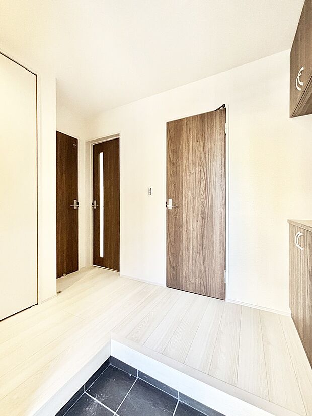 【玄関】家族の帰宅やお客様をあたたかく迎える玄関