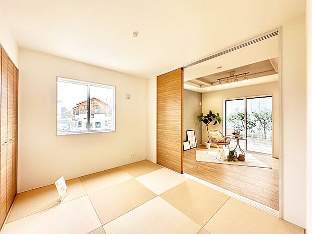 【和室】柔らかい畳の空間は、お子様の遊び場や来客時のおもてなしの場所として重宝します。