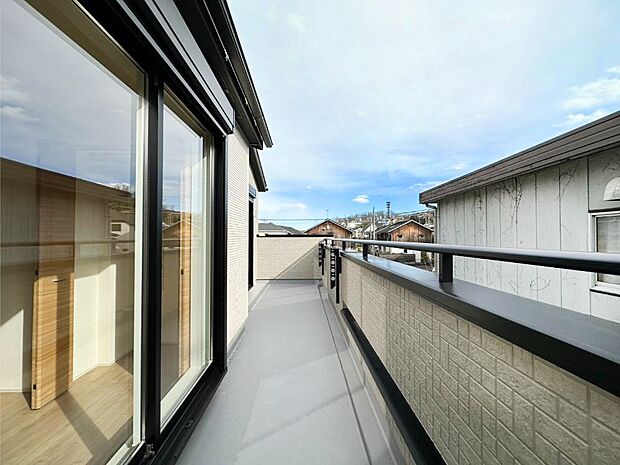 【バルコニー】暖かな陽光が降り注ぐバルコニーはお洗濯におすすめ。爽やかな風も心地よいです。