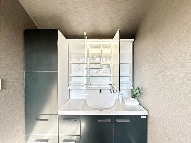 【三面鏡裏収納】三面鏡の裏に、化粧品や衛生用品などを収納可能。洗面台をすっきりと保ちます!