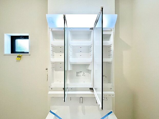 【三面鏡裏収納】三面鏡の裏に、化粧品や衛生用品などを収納可能。洗面台をすっきりと保ちます!